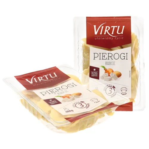 Teigtaschen Pierogi ruskie gefüllt mit Kartoffeln, Frischkäse und Zwiebeln