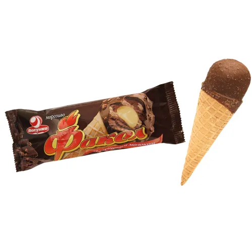 Fakel Eis mit Schokogeschmack mit 8,9 % Füllung aus gezuckertem Kondensmilcherzeugnis, in kakaohaltiger Fettglasur mit Waffelstückchen, im Waffelhör