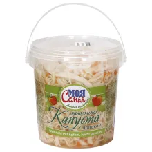 Frisch eingesäuerter Weißkohl mit Äpfeln