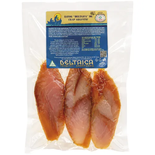 Silberkarpfen-Filet Scheiben ohne Haut, gesalzen, mit grünem Pfeffer gewürzt, geräuchert.