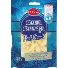 Snack aus getrockneten Tintenfischringen..