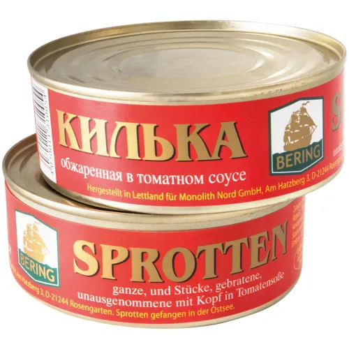 Sprotten ganze, und Stücke, gebratene, unausgenommene mit Kopf in Tomatensoße