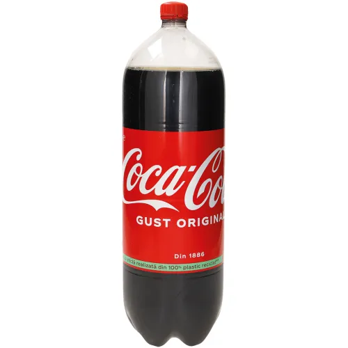 Газированный и кофеинизированный безалкогольный напиток COCA-COLA.