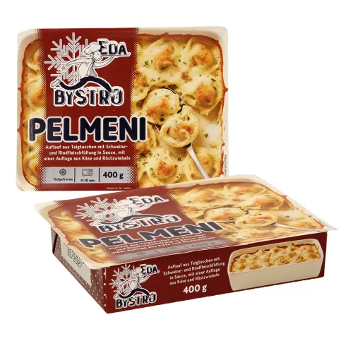 Pelmeni Auflauf aus Teigtaschen mit Schweine- und Rindfleischfüllung in Sauce, mit einer Auflage aus Käse und Röstzwiebeln, tiefgefroren