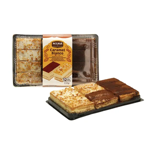 Biskuittörtchen mit 37,5% Creme mit Karamellgeschmack, dekoriert mit kakaohaltigem Pulver & Biskuittörtchen mit 37,5% Creme mit Vanillegeschmack, dekoriert mit weißer Fettglasur und gehackten Erdnüssen